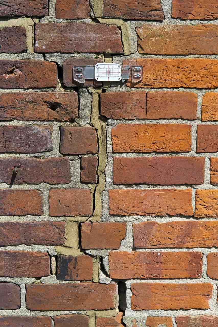 mur de briques, fissuré, mouvement témoin